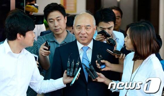 본문 이미지 - 문창극 국무총리 후보자가 15일 오후 서울 종로구 정부서울청사 창성동 별관에서 퇴근하고 있다.이날 문 후보자는 자신의 위안부 발언논란과 관련, 