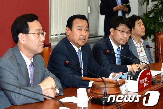 본문 이미지 - 이완구 새누리당 원내대표가 16일 오전 서울 여의도 국회에서 열린 비상대책위원회의에서 모두발언을 하고 있다. 이 자리에서 이 원내대표는 문창극 총리 후보자 청문회와 관련해 