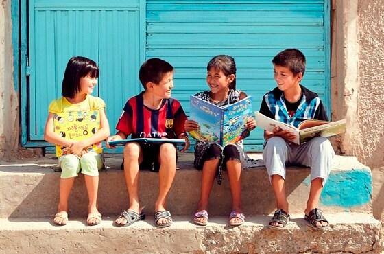 본문 이미지 - 삼성엔지니어링에서 기증한 도서를 받고 우즈베키스탄 학생들이 환하게 웃고 있다/제공=삼성엔지니어링© News1 