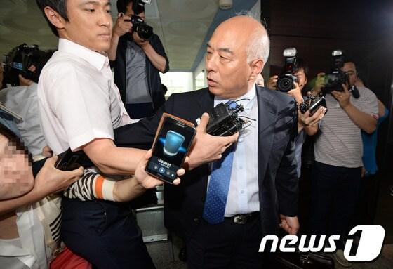 본문 이미지 - 문창극 국무총리 후보자가 16일 오전 서울 종로구 정부서울청사 창성동 별관에 출근하던 중 취재진에게 손을 붙잡히고 있다. 2014.6.16/뉴스1 © News1   박지혜 기자