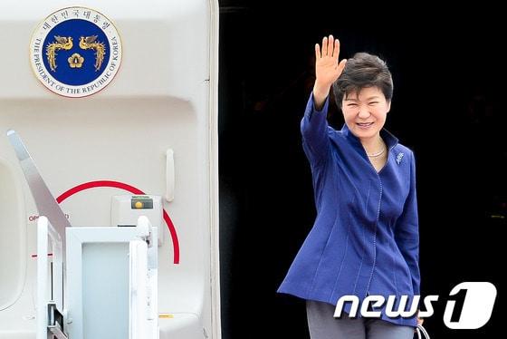 본문 이미지 - 박근혜 대통령이 우즈베키스탄, 카자흐스탄, 투르크메니스탄 순방을 위해 16일 오전 경기도 성남시 서울공항에서 전용기에 올라 손을 흔들고 있다. 2014.6.16/뉴스1 © News1   송은석 기자
