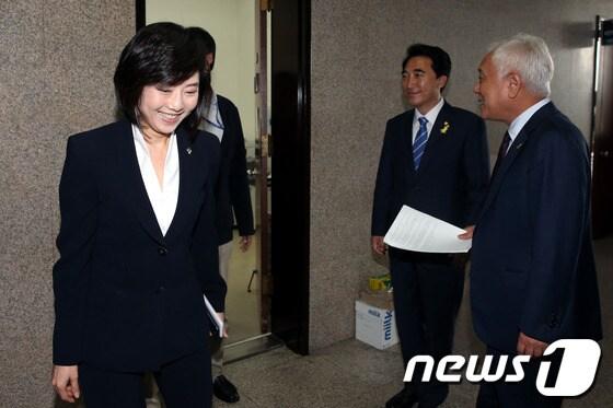 본문 이미지 - 조윤선 청와대 신임 정무수석이 16일 오전 서울 여의도 국회를 찾아 김한길(오른쪽), 안철수 새정치민주연합 공동대표 예방을 마친뒤 나서고 있다. 2014.6.16/뉴스1 © News1 이광호 기자