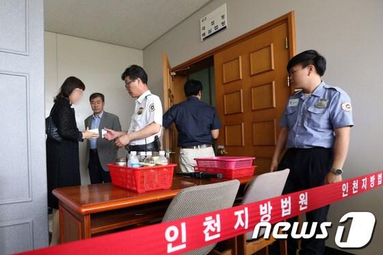 본문 이미지 - 유병언 전 세모그룹 회장의 최측근 8명에 대한 첫 재판이 열린 16일 오전 인천지방법원 대법정으로 방청객들이 입장하고 있다.인천지법 형사12부(부장판사 이재욱)는 이날 특정경제범죄 가중처벌법상 횡령·배임 등 혐의로 구속기소된 송국빈 다판다 대표, 박승일 아이원아이홀딩스 감사, 이재영 ㈜아해 대표, 이강세 ㈜아해 전 대표, 변기춘 천해지 대표, 고창환 세모 대표, 김동환 아이원아이홀딩스 이사, 오경석 헤마토센트릭라이프연구소 대표 등도 8명에 대한 첫 공판을 열었다. 2014.6.16/뉴스1 © News1   한재호 기자