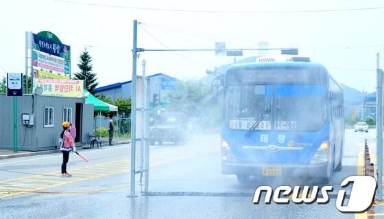 본문 이미지 - 최근  강원 횡성군의 한 거위농가에서 고병원성 조류인플루엔자(AI)가 발생함에 따라 횡성IC 등 주요 길목에 통제초소와 방역초소를 설치하고 AI확산을 막기 위한 차량 소독을 하고 있는 모습.  © News1   권혜민 기자