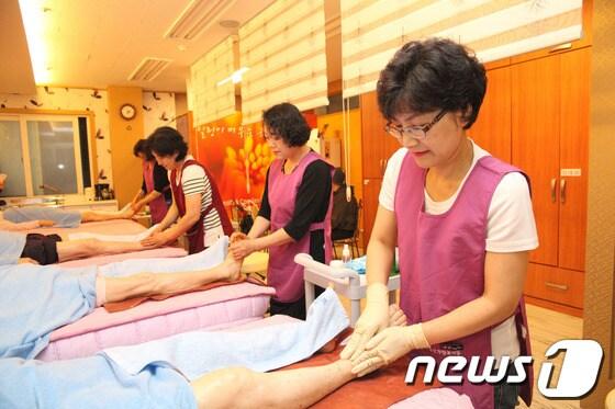 본문 이미지 - 광주동구노인종합복지관은 발 건강 관리 서비스가 대표적 노인복지 서비스로 각광받고 있다고 16일 밝혔다.(사진제공=광주동구노인종합복지관)2014.6.16/뉴스1 © News1 김사라 기자