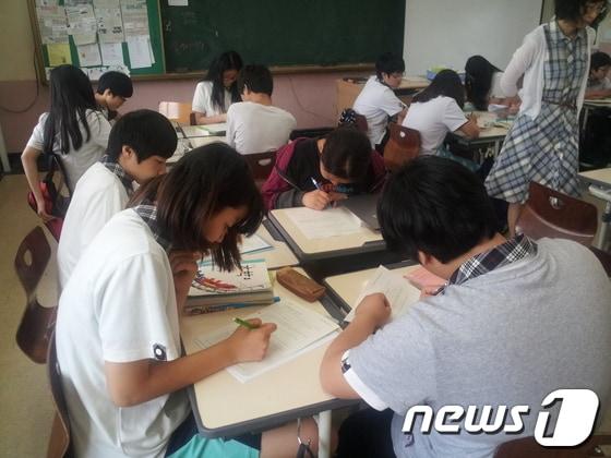 본문 이미지 - 학생들이 수업하는 모습. © News1   임해중 기자
