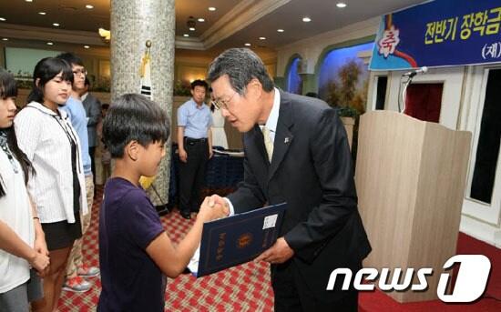 본문 이미지 - 김기봉 (재)군산사회복지장학회 이사장이 학생들에게 장학금을 전달하고 있다 © News1  