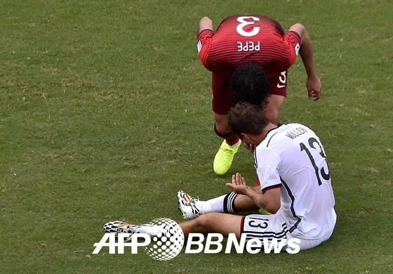 본문 이미지 - 포르투갈 대표팀 수비수 페페가 17일(한국시간) 브라질 사우바도르 아레나 폰테 노바에서 열린 독일과의 2014 브라질 월드컵 G조 조별예선 1차전에서 독일의 토마스 뮐러에게 박치기를 하고 있다. © AFPBBNews=News1