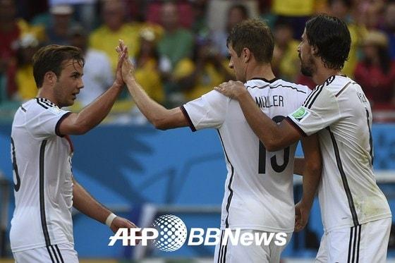 본문 이미지 - 17일(한국시간) 벌어진 2014 브라질 월드컵 G조 예선 첫 경기 독일-포르투갈의 경기에서 토마스 뮐러(독일·가운데)가 자신의 세 번째 골을 터뜨린 뒤 동료들의 축하를 받고 있다. © AFP BBNEWS=News1