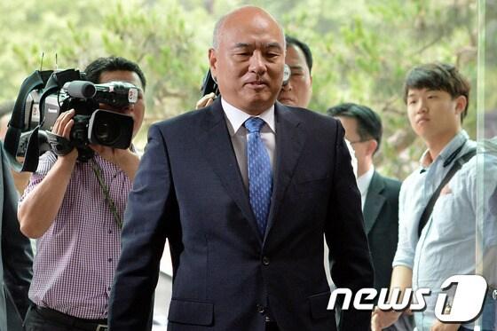 본문 이미지 - 문창극 국무총리 후보자가 17일 오전 서울 종로구 정부서울청사 창성동 별관으로 출근을 하고 있다. 2014.6.17/뉴스1 © News1   손형주 기자