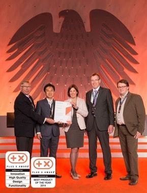 본문 이미지 - 지난 6일 독일 본에서 열린 제 11회 '플러스 엑스 어워드'에서 모뉴엘의 로봇청소기 ‘클링클링’이 2014년 올해의 최고제품상을 수상했다. 사진은 주최측과 모뉴엘 독일법인 직원들이 포즈를 취하고 있다.(모뉴엘 제공) © News1 