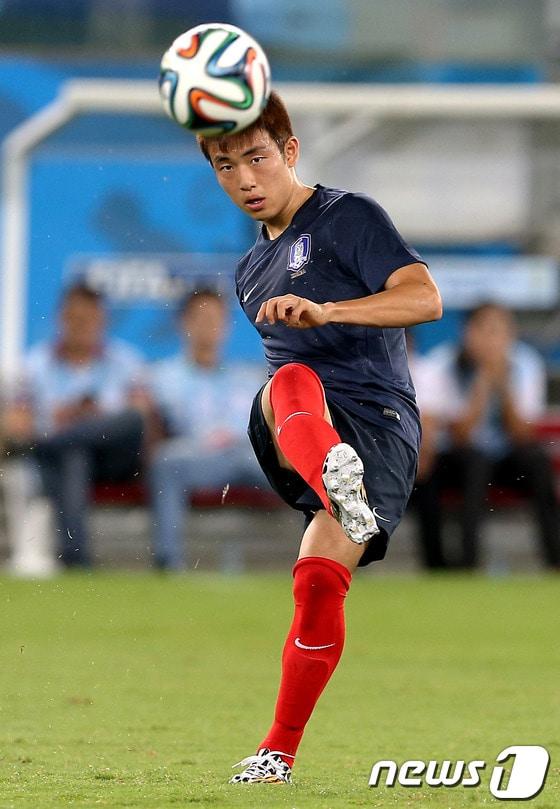 본문 이미지 - 오랜만에 대표팀에 복귀한 측면 수비수 윤석영.  2014.6.17/뉴스1