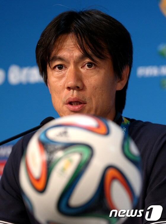 본문 이미지 - 대한민국은 러시아와 2014 브라질월드컵 조별예선 1차전에서 1-1 무승부를 기록했다. 이날 경기후 홍명보 감독은 선취골을 넣은 이근호 선수에 대한 칭찬을 아끼지 않았다.  News1 쿠이아바&#40;브라질&#41;= 박정호 기자