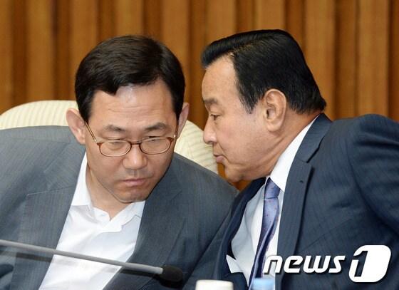 본문 이미지 - 이완구 새누리당 원내대표&#40;오른쪽&#41;와 주호영 정책위의장이 17일 오전 서울 여의도 국회에서 열린 원내대책회의에서 대화하고 있다. 이 자리에서 이 원내대표는 