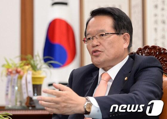 본문 이미지 - 정의화 의장이 17일 오전 서울 여의도 국회 집무실에서 뉴스1과 인터뷰를 하고 있다. 2014.6.17/뉴스1 © News1 박철중 기자