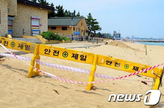 본문 이미지 - 16일 올해초 해안침식으로 파괴된 속초해수욕장 목재데크가 다음달 개장을 위해 복구되고 있다. 2014.6.16/뉴스1 © News1 엄용주 