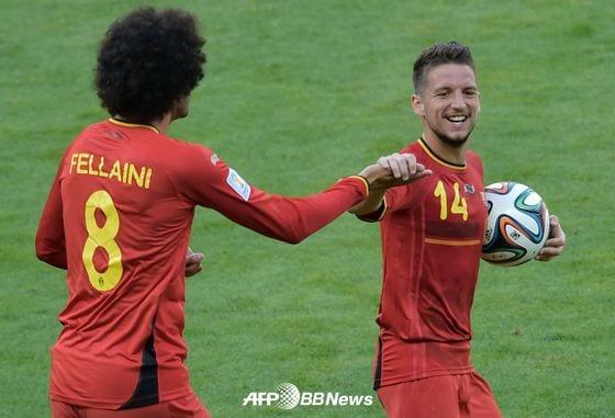 본문 이미지 - 18일&#40;한국시간&#41; 브라질 벨루오리존치에서 열린 2014 브라질 월드컵 H조 조별리그 1차전 벨기에와 알제리전에서 동점골을 터트린 벨기에의 마루앙 펠라이니&#40;왼쪽&#41;과 역전골을 성공시킨 드리스 메르텐스. © AFPBBNews=News1 