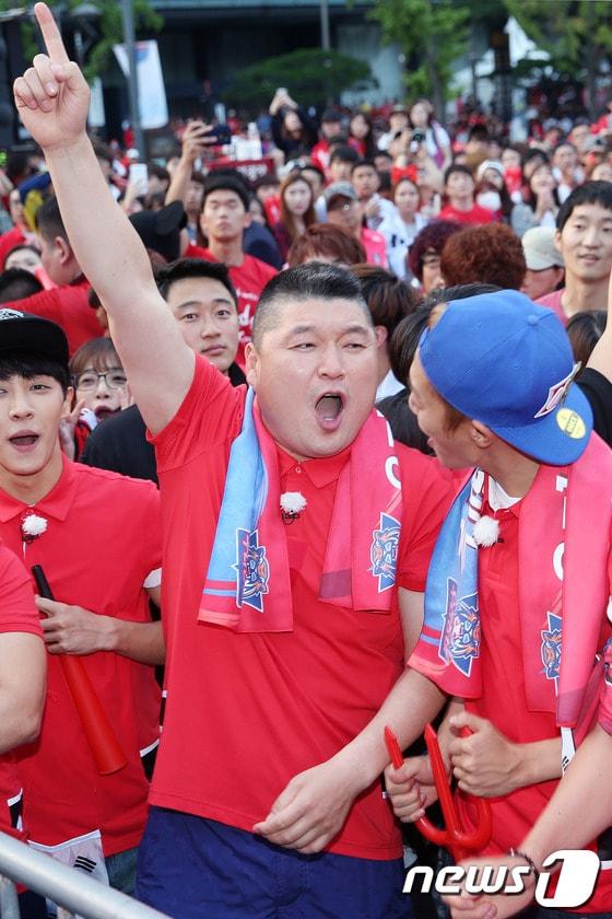 본문 이미지 - 개그맨 강호동이 18일 오전 서울 광화문광장에서 열린 KBS 예능프로그램 '우리동네 예체능' 러시아전 거리응원 현장에서 열띤 응원을 펼치고 있다. 2014.6.18 스타뉴스/뉴스1  © News1   
