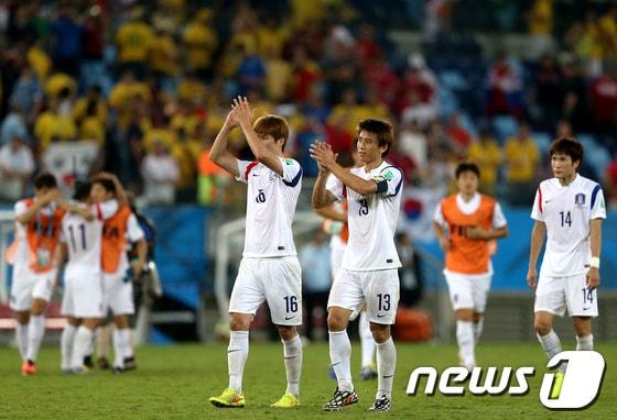 본문 이미지 - 17일 오후&#40;현지시간&#41; 브라질 쿠이아바 아레나 판타나우 경기장에서 열린 2014 브라질월드컵 조별예선 1차전 대한민국과 러시아의 경기를 1:1 무승부로 마친 축구대표팀 구자철, 기성용 등 선수들이 팬들을 향해 박수를 치고 있다. 2014.6.18/뉴스1 © News1 &#40;쿠이아바&#40;브라질&#41;=뉴스1&#41; 박정호 기자