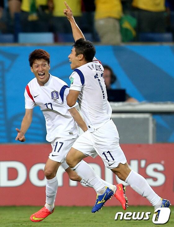 본문 이미지 - 17일 오후&#40;현지시간&#41; 브라질 쿠이아바 아레나 판타나우 경기장에서 열린 2014 브라질월드컵 조별예선 1차전 대한민국과 러시아의 경기에서 후반 선제골을 넣은 이근호가 환호하고 있다. 2014.6.18/뉴스1 © News1   &#40;쿠이아바&#40;브라질&#41;=뉴스1&#41; 박정호 기자