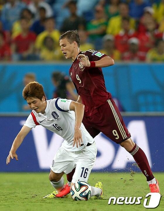 본문 이미지 - 17일 오후&#40;현지시간&#41; 브라질 쿠이아바 아레나 판타나우 경기장에서 열린 2014 브라질월드컵 조별예선 1차전 대한민국과 러시아의 경기에서 기성용과 알렉산드로 코코린 선수가 볼다툼을 벌이다 넘어지고 있다. 2014.6.18/뉴스1 © News1   &#40;쿠이아바&#40;브라질&#41;=뉴스1&#41; 박정호 기자