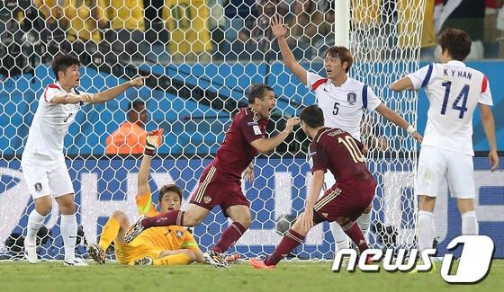 본문 이미지 - 17일 오후(현지시간) 브라질 쿠이아바 아레나 판타나우 경기장에서 열린 2014 브라질월드컵 조별예선 1차전 대한민국과 러시아의 경기에서 후반 축구대표팀이 러시아의 알렉산더 케르자코프에게 동점골을 내주고 있다. 2014.6.18/뉴스1 © News1 (쿠이아바(브라질)=뉴스1) 박정호 기자
