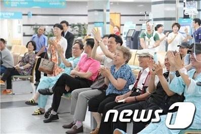 본문 이미지 - 18일 '2014 브라질 월드컵' 한국과 러시아의 경기에서 후반 23분 이근호의 선제골이 터지자 모두가 환호를 지르며 기뻐하고 있다.© News1  