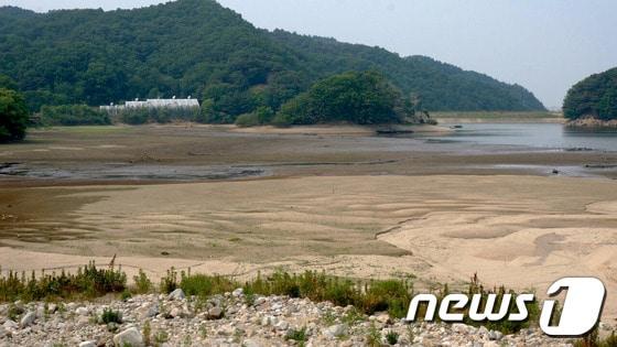 본문 이미지 - '매우가뭄' 단계가 내려진 강원 원주시 매지리의 흥업저수지가 가물어 바닥을 보이고 있다.2014.6.18/뉴스1 © News1 권혜민 기자