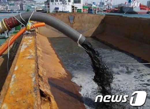 본문 이미지 - 오염퇴적물 수거 작업(해양환경공단 제공)ⓒ News1