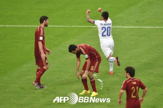 본문 이미지 - 스페인 선수들이 칠레 카를레스 아랑기즈에게 실점한 뒤 실망하고 있다.© AFP BBNews=News1 