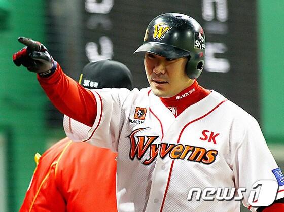 본문 이미지 - SK 4번이재원이 21일 목동 넥센전에서 강윤구를 상대로 시즌 6호 홈런을 기록했다. © News1스포츠  SK 와이번스 제공 