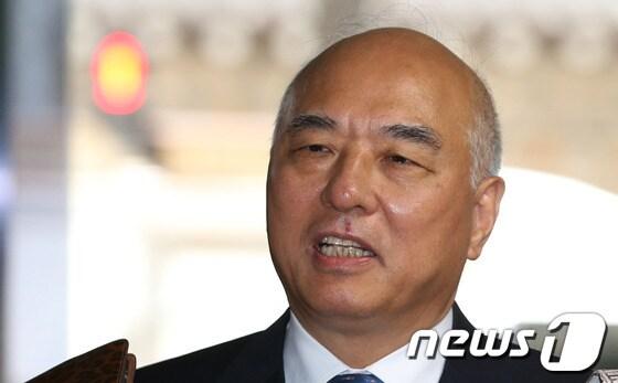 본문 이미지 - 문창극 국무총리 후보자가 19일 오전 서울 종로구 창성동 정부서울청사 별관으로 출근하며 취재진의 질문을 받고 있다. 2014.6.18/뉴스1 © News1   송원영 기자