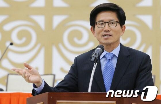 본문 이미지 - 김문수 전 경기도지사. 2014.6.19/뉴스1 © News1   송원영 기자