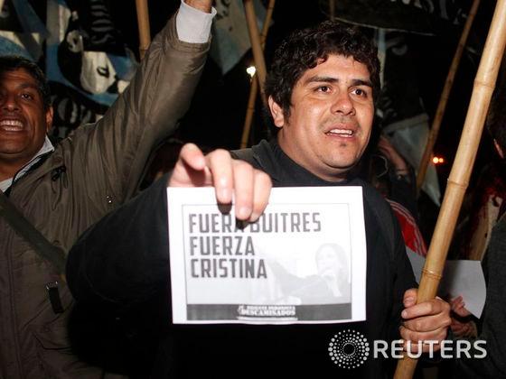 본문 이미지 - 아르헨티나 국민들이 17일(현지시간) 부에노스 아이레스 미국 대사관 근처에서 미 대법원의 판결을 반대하는 시위를 벌이고 있다. © 로이터=뉴스1  