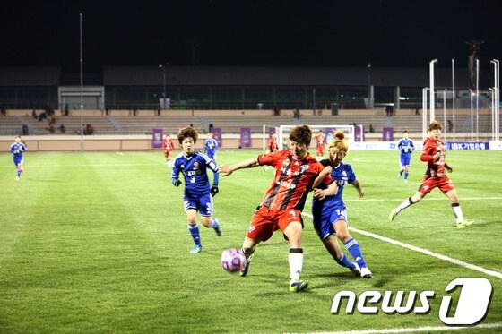 본문 이미지 - 보은군에서 열리는 여자축구 실업리그 'IBK 기업은행 2014 WK리그(Women's Korea Football)' 전반기 경기모습. 사진제공=보은군청 © News1 정민택 기자
