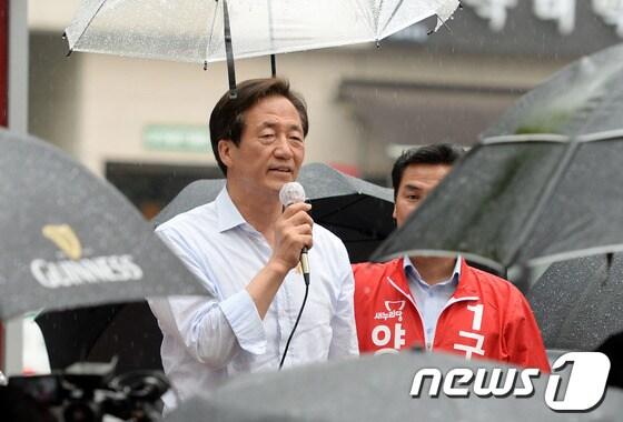 본문 이미지 - 정몽준 새누리당 서울시장 후보가 2일 오전 서울 영등포구 문래동 홈플러스 앞에서 열린 선거유세에서 지지를 호소하는 연설을 하고 있다. 2014.6.2/뉴스1 © News1   박철중 기자