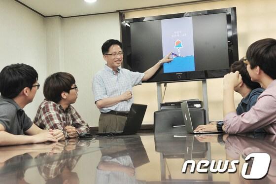 본문 이미지 - 건국대는 이영환 국제학부 교수와 학생들이 어플리케이션 '가만히 있으라...고?'를 개발해 무료 보급한다고 2일 밝혔다.(건국대 제공) © News1 