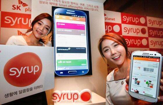 본문 이미지 - SK플래닛 모델들이 '시럽(syrup)'서비스를 시연하고 있다. SK플래닛은 편리한 쇼핑생활과 스마트한 마케팅 솔루션을 제공하여 소비자와 판매자 모두에게 차별화된 가치를 제공하는 '넥스트 커머스' 전략을 공개했다.© News1  