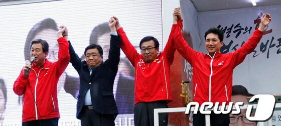 본문 이미지 - 2일 오후 부산시 새누리당 서병수 부산시장 후보의 선거 유세 현장에서 새누리당 의원 등이 지지를 호소하고 있다.왼쪽부터 김무성 새누리당 공동 선대위원장, 권철현 전 주일대사, 서병수 후보, 박민식 의원. 2014.6.2/뉴스1 © News1 여주연 기자