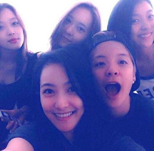 본문 이미지 - 걸그룹 에프엑스 멤버들의 근황 사진이 공개됐다. © 엠버 인스타그램 