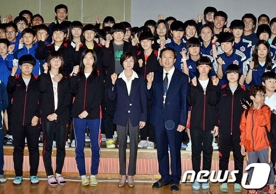 본문 이미지 - 현정화 한국마사회 탁구 감독이 2일 울산스포츠과학중·고를 찾아 학생들의 진로 선택 도우미로 나섰다. (울산시교육청 제공) © News1  