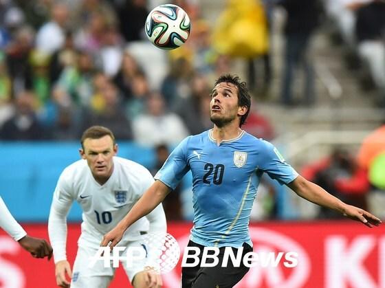 본문 이미지 - 20일 오전 4시&#40;한국시간&#41; 브라질 상파울루 아레나 데 상파울루에서 벌어진 우루과이와 잉글랜드와의 2014 브라질 월드컵 조별예선 D조 2차전에서 우루과이의 알바로 곤잘레스가 볼을 다루는 모습을 잉글랜드의 웨인 루니가 지켜보고 있다. © AFP BBNews=News1 