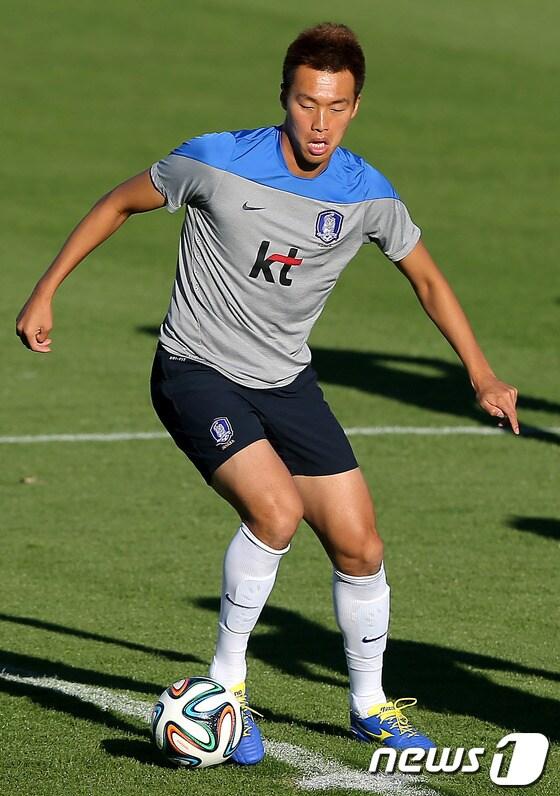 본문 이미지 - 한국 축구대표팀의 김신욱이 19일 오후(현지시간) 브라질 포스 두 이구아수 플라멩고 스타디움에서 드리블 훈련을 하고 있다. 2014.6.20/뉴스1 © News1 (포스 두 이구아수(브라질)=뉴스1) 박정호 기자