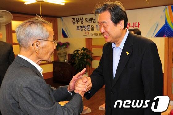 본문 이미지 - 새누리당 당대표에 도전하는 김무성 의원이 20일 오전 새누리당 경북 포항시 남.북구 당협 방문에 앞서 지지자들이 마련한 조찬 간담회에 참석해 지역 선배들과 인사를 나누고 있다.2014.6.20/뉴스1 © News1   최창호 기자