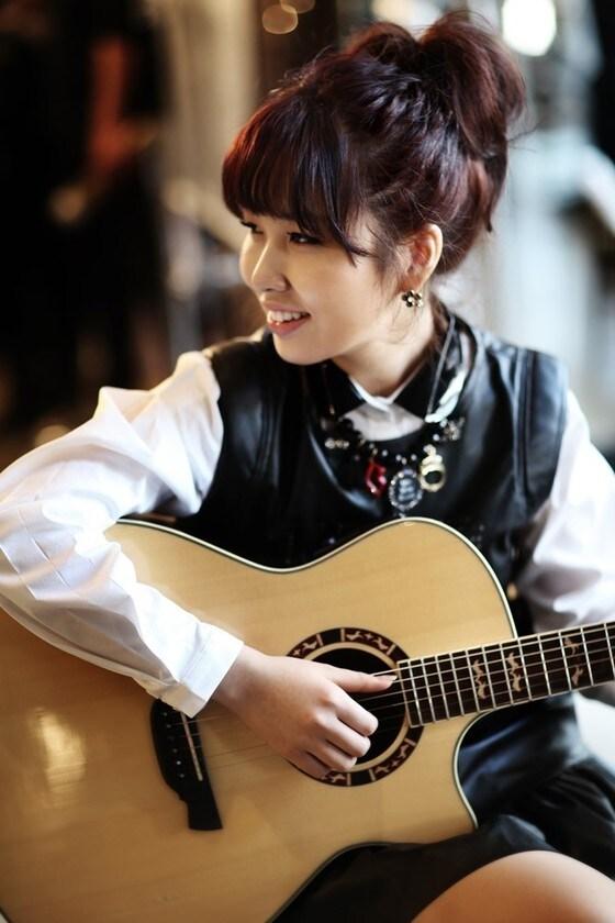 본문 이미지 - 권진아가 '너포위' OST 수록곡 '그대만 보여요'를 불렀다. © 안테나뮤직 제공   