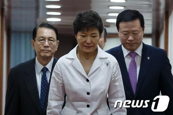 본문 이미지 - 박근혜 대통령이 5박6일 간의 우즈베키스탄, 카자흐스탄, 투르크메니스탄 등 중앙아시아 3개국 순방을 마치고 21일 서울공항을 통해 귀국하고 있다. 앞서 박 대통령은 우즈벡을 국빈 방문 중이던 지난 18일 문창극 국무총리 후보자 임명동의안의 국회 제출 문제와 관련해 