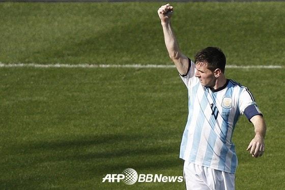 본문 이미지 - 아르헨티나 축구대표팀의 리오넬 메시가 디에고 마라도나를 넘어 28년 만에 우승에 도전한다. © AFPBBNews=News1  