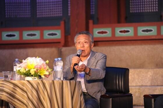 본문 이미지 - 20일 오후 서울시 중구 정동 덕수궁 함녕전 앞에서 열린 교보생명 주최 &#39;동감콘서트&#39;에서 황석영 작가가 발언을 하고 있다.&#40;교보생명 제공&#41; © News1  