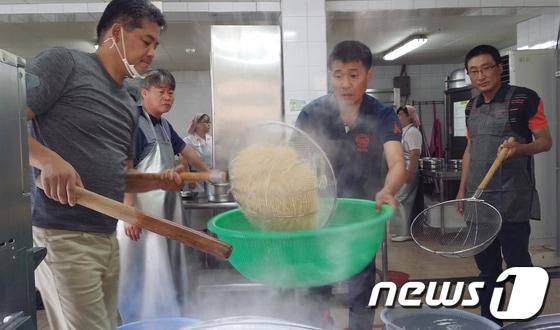 본문 이미지 - 강원경찰을사랑하는모임(회장 신익수)은 21일 원주 봉산동에 위치한 천사들의 집에서 장애우, 홀몸 어르신 200여명을 위한 자장면 봉사활동을 펼쳤다.(사진제공=원주경찰서).2014.6.21/뉴스1 © News1   권혜민 기자