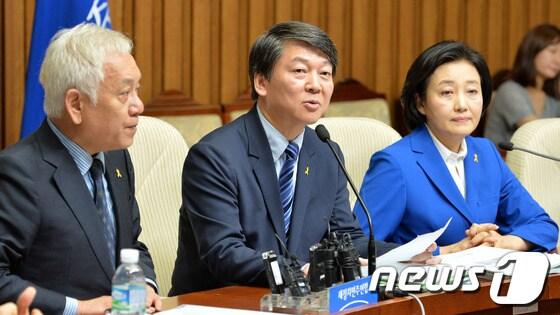 본문 이미지 - 사진 왼쪽부터 새정치민주연합의 김한길, 안철수 공동대표, 박영선 원내대표. 2014.6.22/뉴스1 © News1 박세연 기자